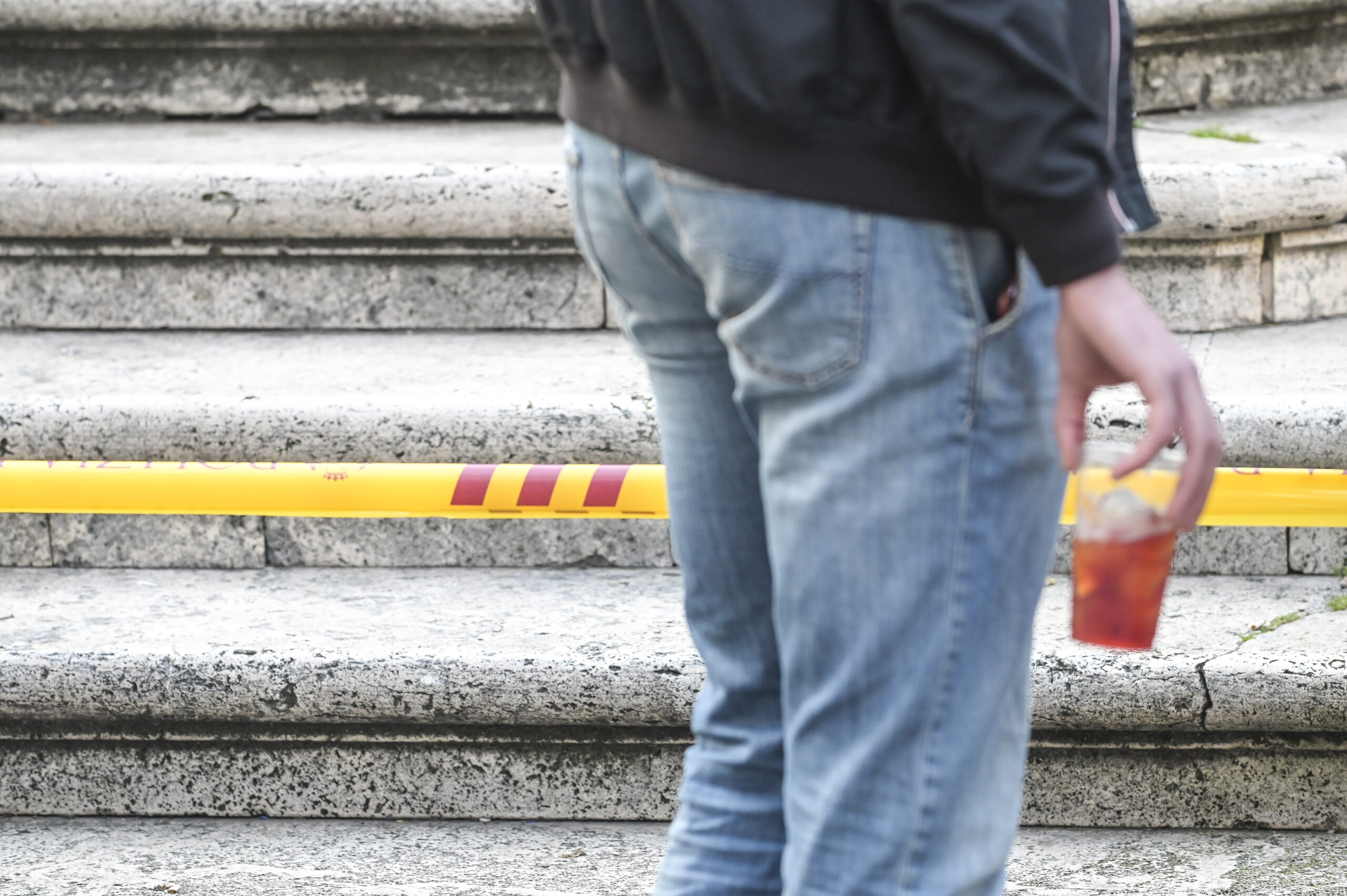 Roma, aggressione choc a Trastevere: ragazzo preso a bottigliate per una sigaretta