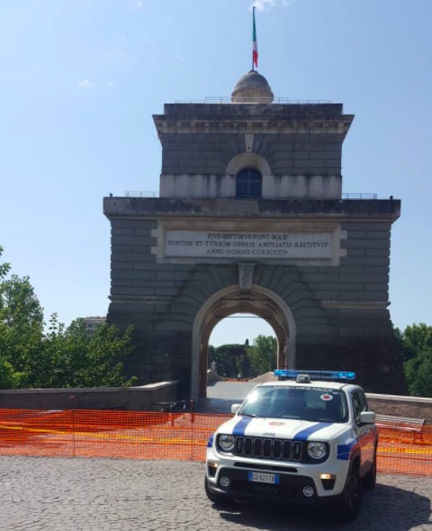 Roma, caduta frammenti dalla Torretta Valadier: chiuso ponte Milvio