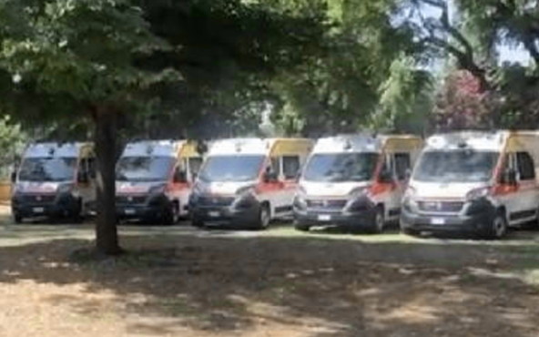 Ambulanze nuove ferme al parcheggio da due mesi: mancano gli autisti