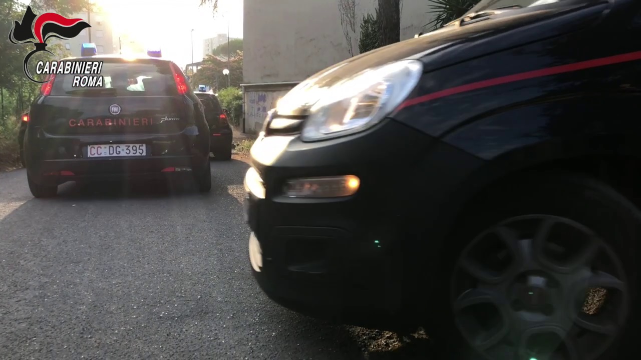 Roma, neonato resta chiuso in auto: salvato dai carabinieri