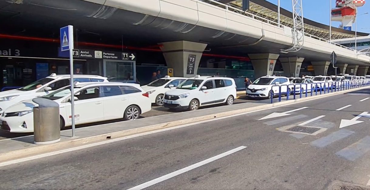 Fiumicino, tassista truffa turista: "70 euro invece di 50 e solo cash. Benvenuto a Roma"