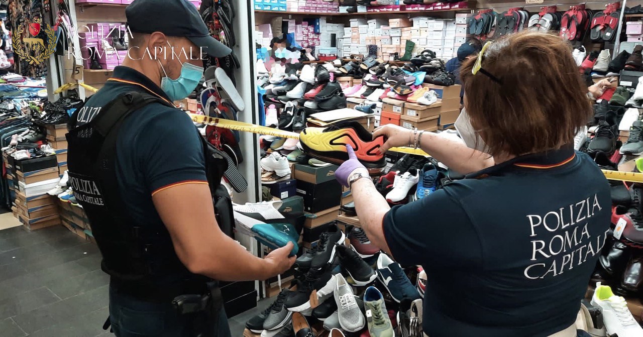 Roma, maxi sequestro scarpe contraffatte al mercato Esquilino: denunciati i titolari di 7 box