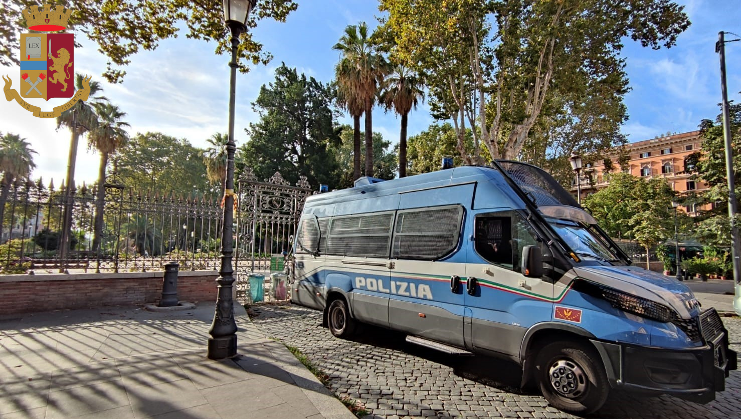 Roma, in corso operazione ad “alto impatto” a piazza Vittorio: controlli a tappeto in giardini e negozi
