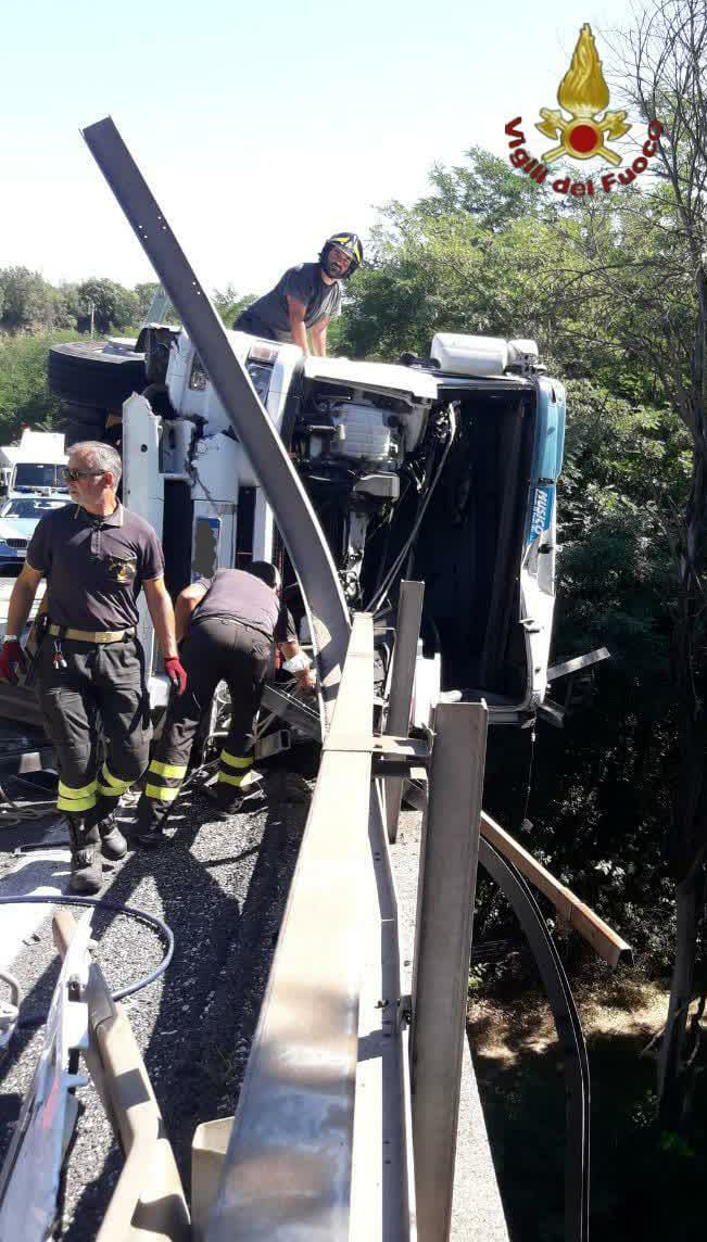A24, tir si incastra al guardrail a Tivoli: autista estratto dai vigili del fuoco. Code verso Roma
