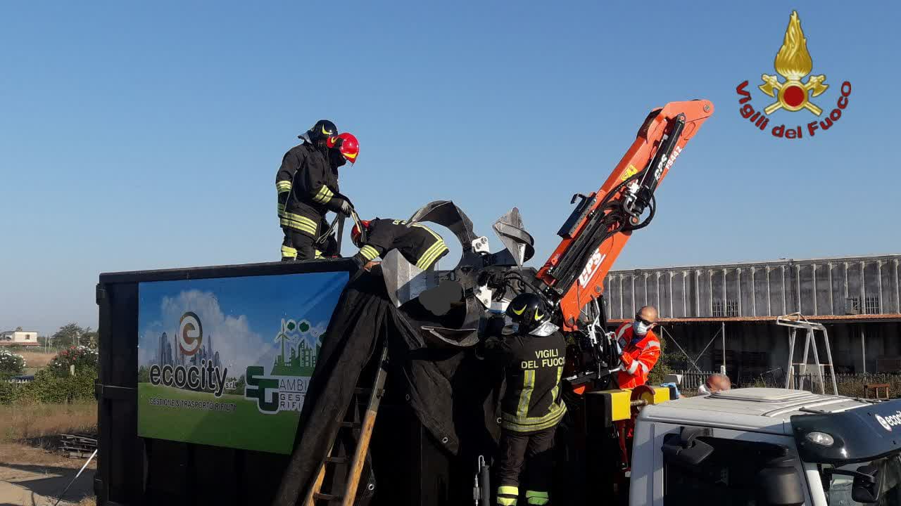 Nettuno, incastrato nel braccio meccanico del camion raccolta rifiuti: ferito operaio