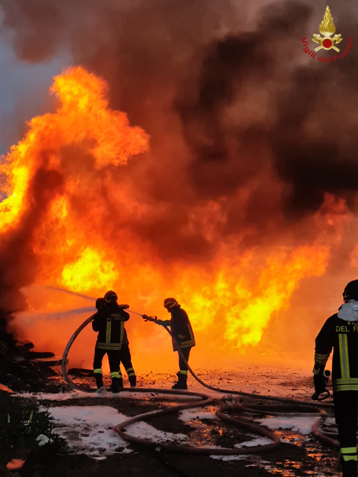 Roma, il corpo dei vigili del fuoco al collasso. Mancano mezzi e personale