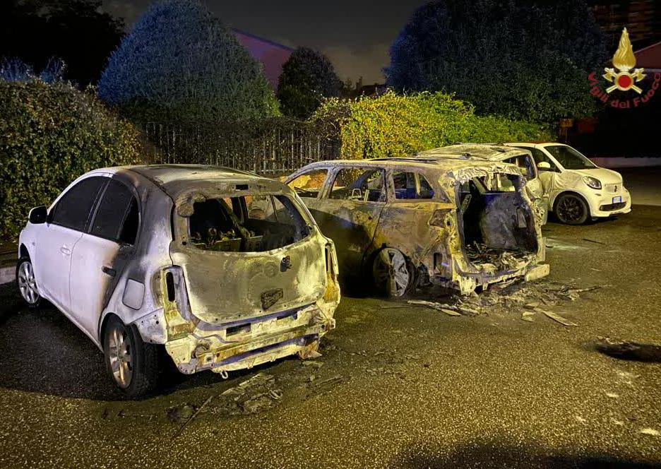 Roma, 5 auto in fiamme nella notte: tre distrutte dal rogo