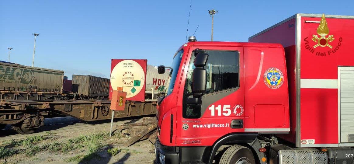 Pomezia, perdita di liquido refrigerante da un vagone cisterna: intervento Vvf nello scalo merci