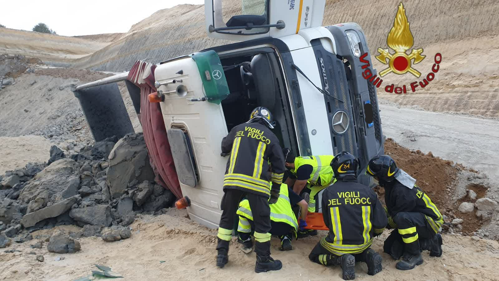 Roma, camion da cantiere si ribalta in una cava: grave conducente