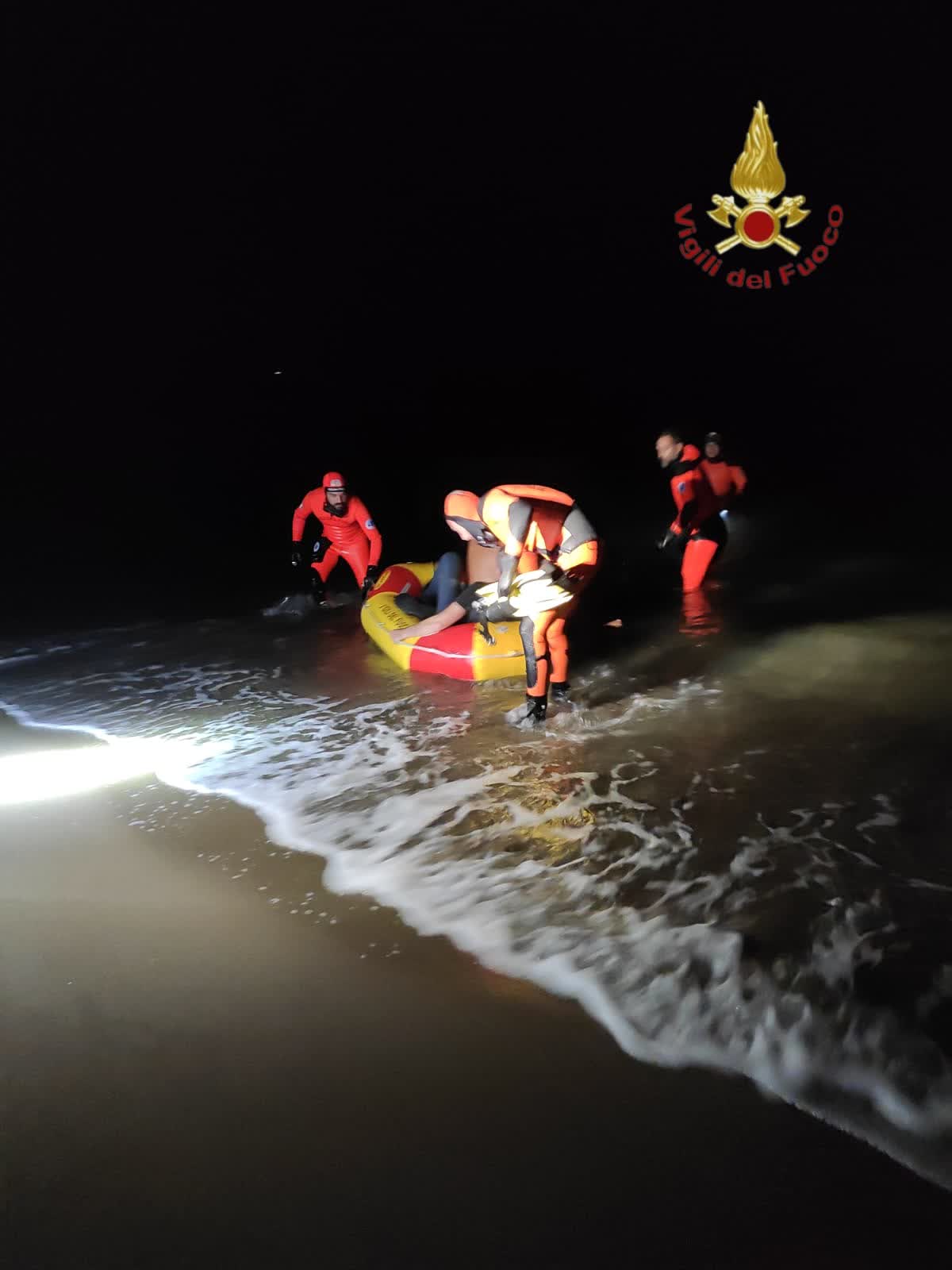 Fiumicino, peschereccio si incaglia nella notte a Focene: in salvo due uomini