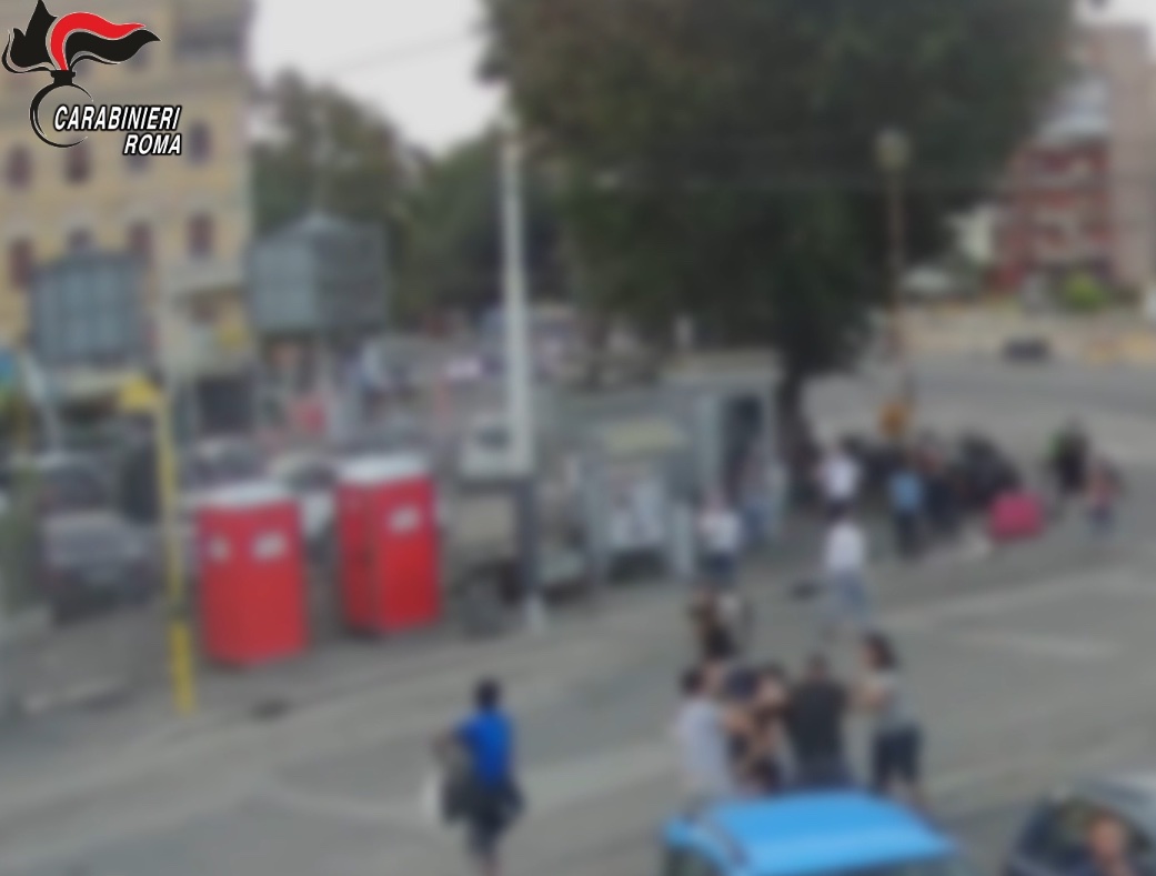 Roma, gruppo no mask picchia negoziante davanti a moglie e figli: aveva negato l'ingresso senza mascherina