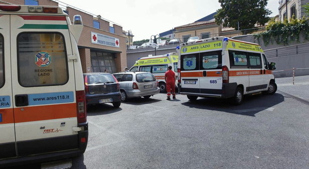 Roma, dopo gli autisti mancano le barelle: ambulanze bloccate per ore