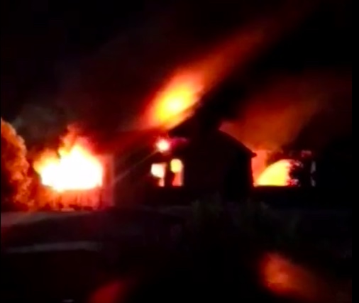 Roma, incendio nell'ex fabbrica di penicillina a San Basilio: migrante ustionato. Rischio "bomba ecologica"
