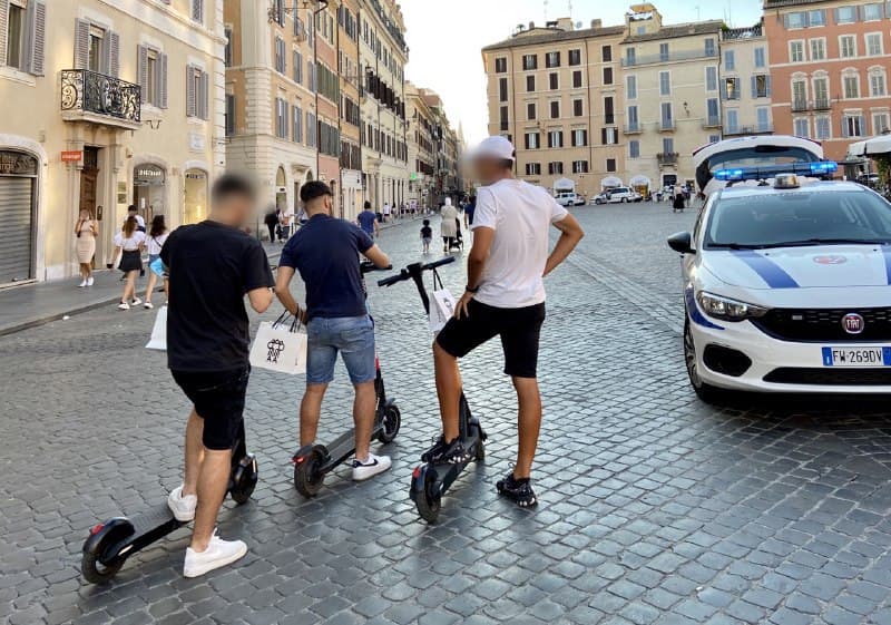 Scontro tra auto e monopattino nella notte a Roma: morto 34enne