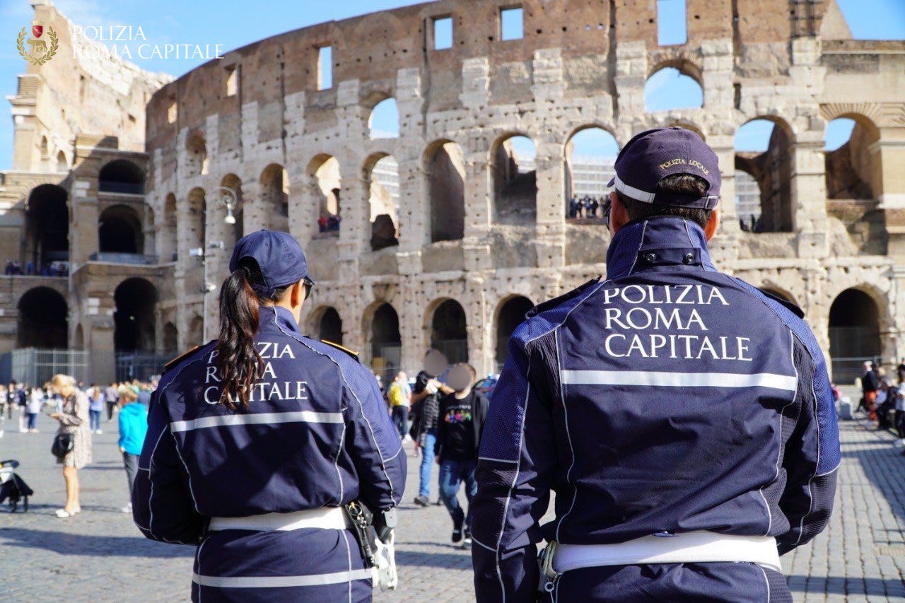 Roma, operazioni anti-abusivismo commerciale: oltre 17mila articoli sequestrati. Auto usata come "boutique del falso"