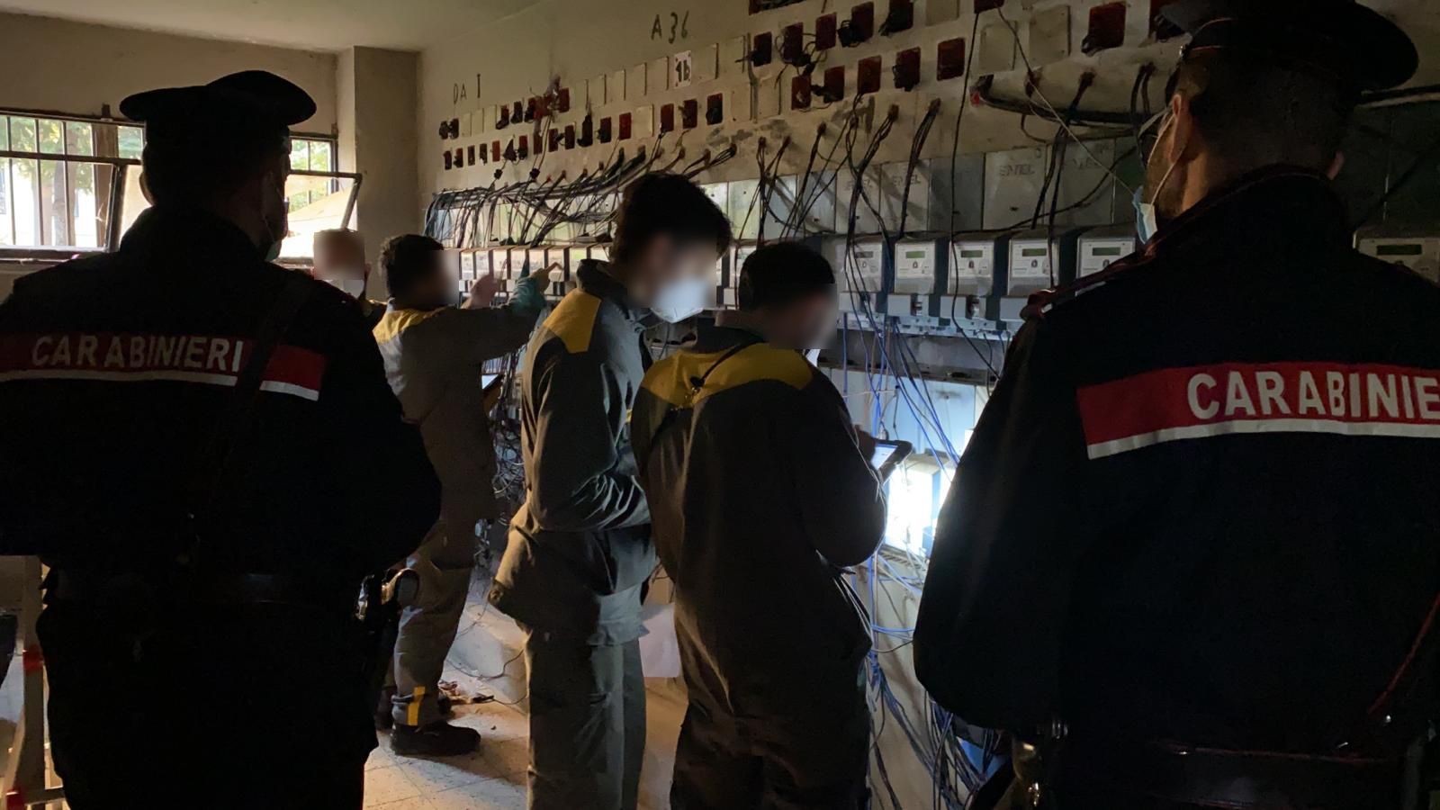 Roma, controlli in palazzina a Tor Bella Monaca: verifiche nelle cantine occupate e su allacci abusivi