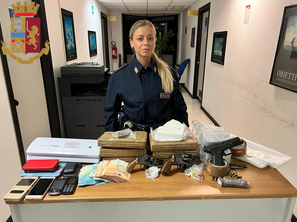 Roma, passeggiava con 1 kg di cocaina: a casa 3 pistole e altra droga