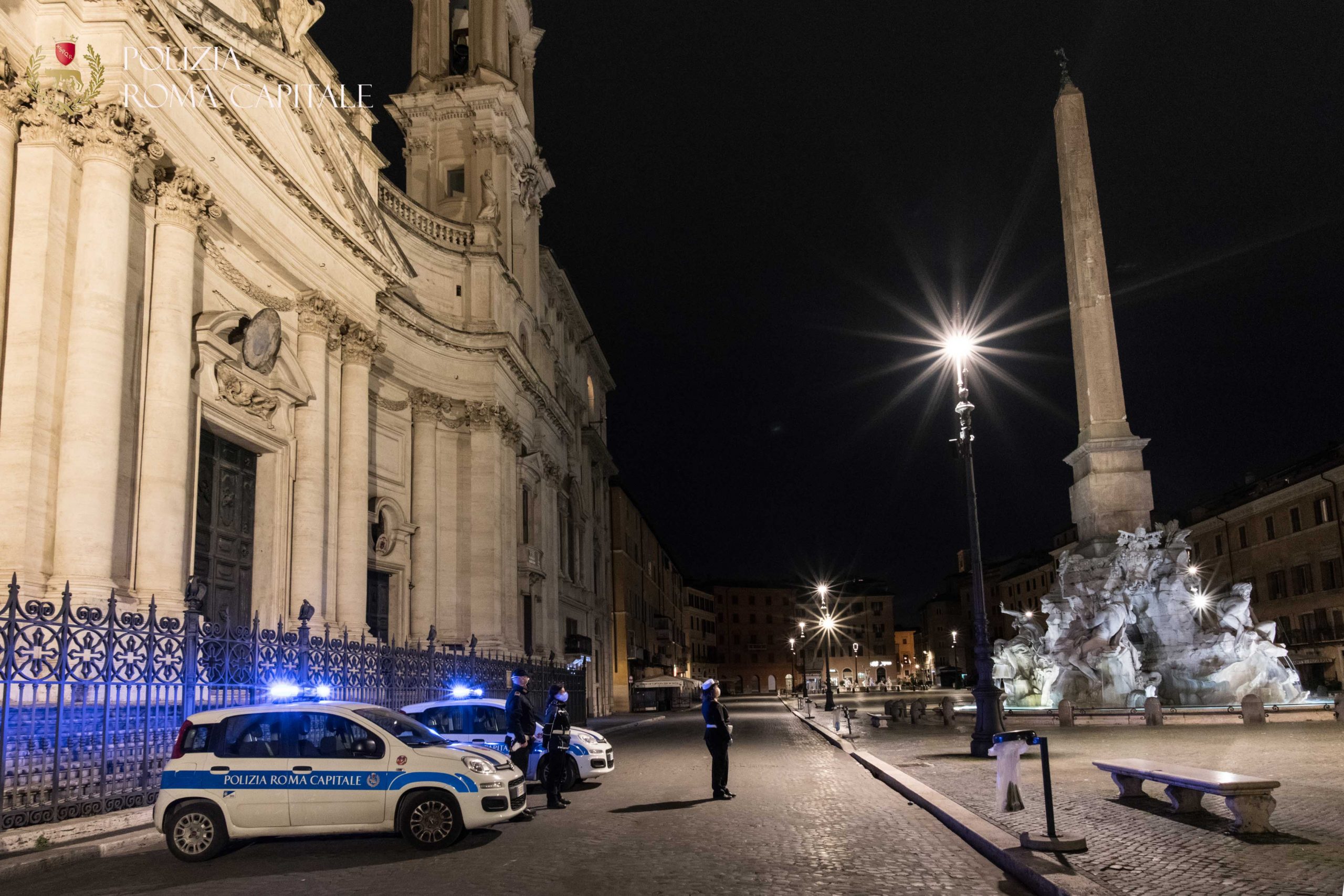 Roma, selfie nella fontana di piazza Navona: multati 3 giovani turisti americani