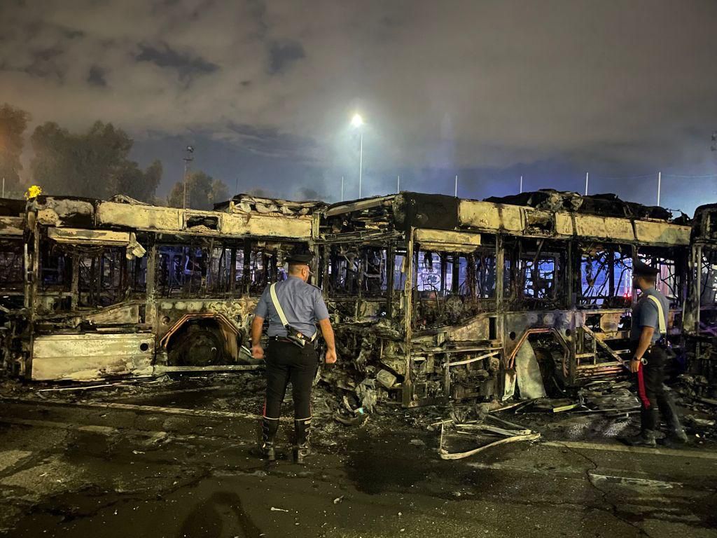Roma, fiamme nel deposito Atac di Tor Sapienza: distrutti 20 bus