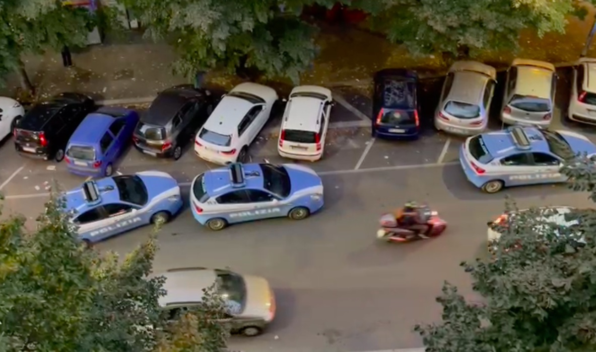 Roma, tenta di entrare in auto con dentro nonno e bambino: inseguito dai passanti