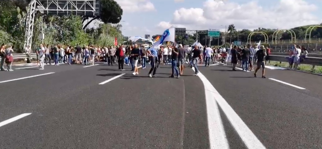 Roma, manifestazioni lavoratori Alitalia e no Green pass: 9 denunciati