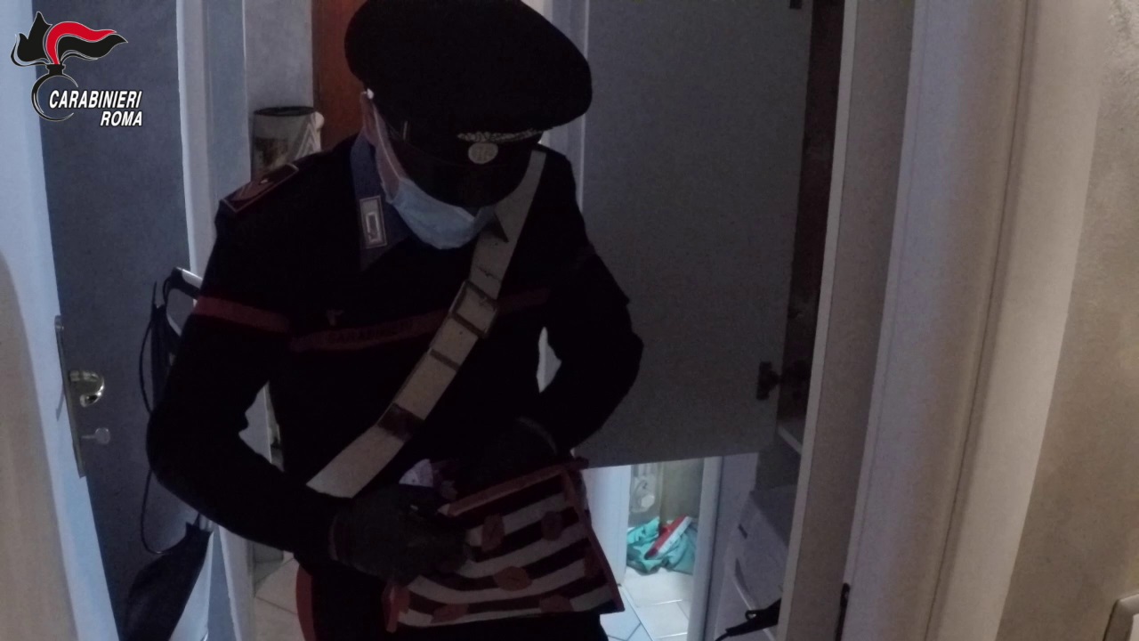 Roma, traffico di droga e cellulari nel carcere di Rebibbia: 7 arresti, anche un agente