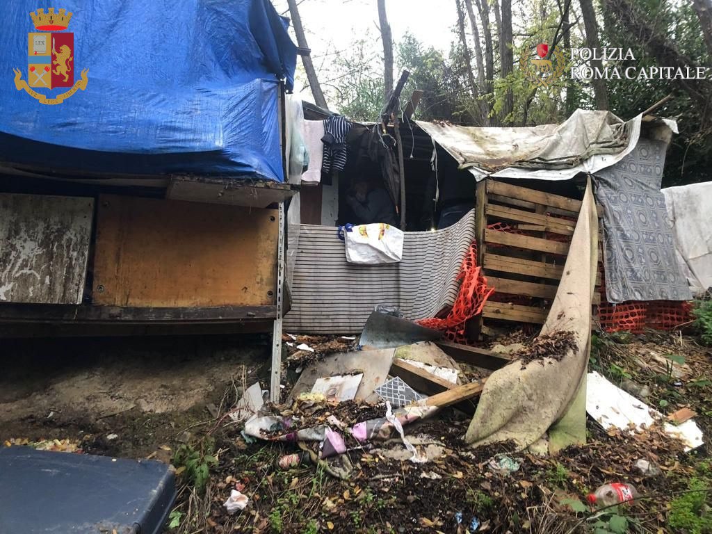 Roma, sgomberato accampamento abusivo nel parco del Pineto: al via bonifica area
