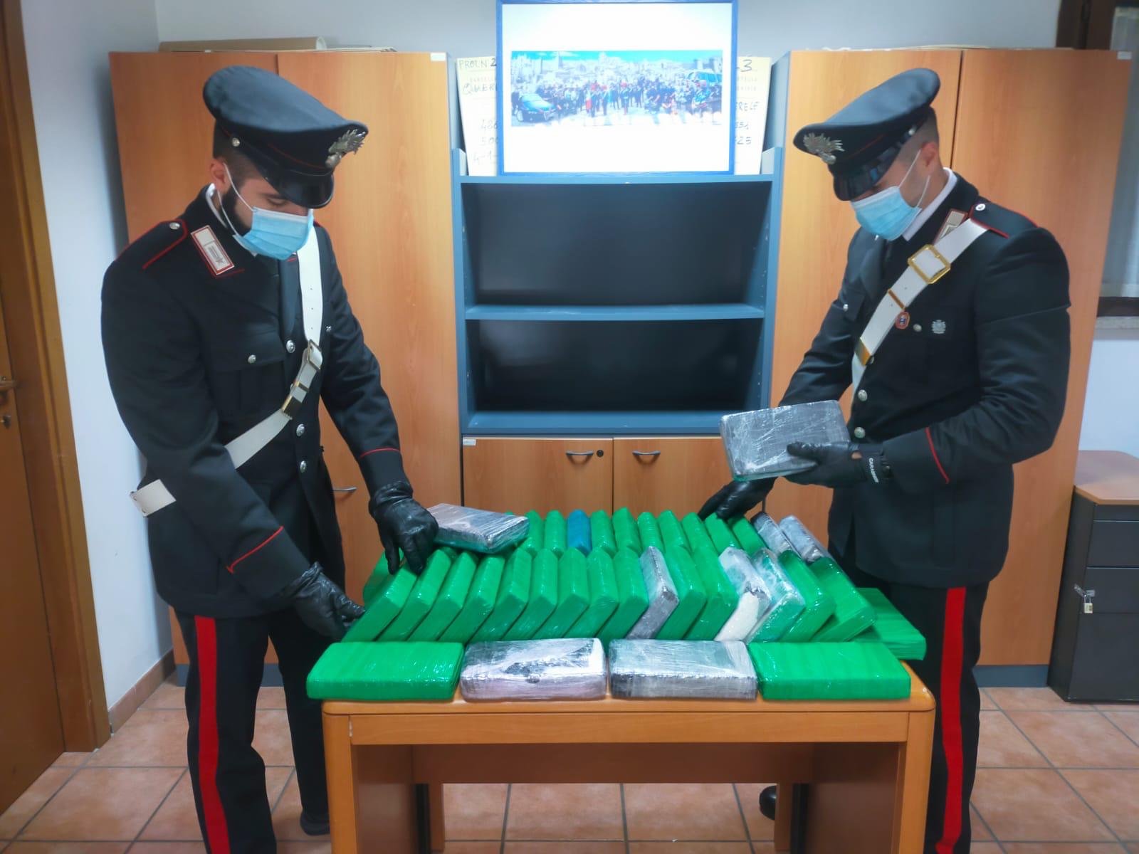 Roma, in auto con 42 kg di cocaina: avrebbe fruttato oltre 2 milioni di euro