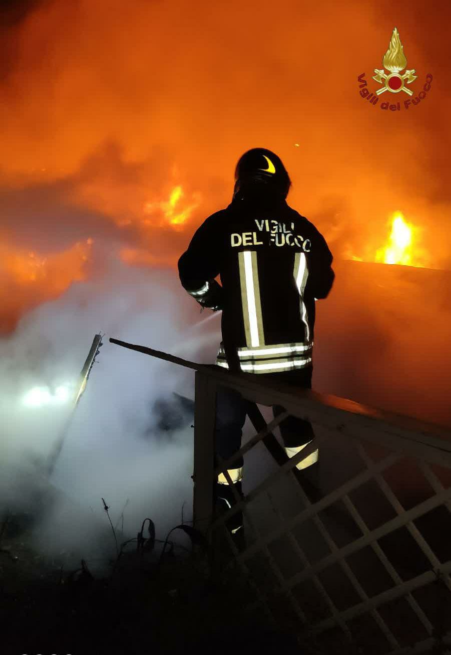 Ostia, in fiamme il Mecs Village a Capocotta: distrutto stabilimento balneare