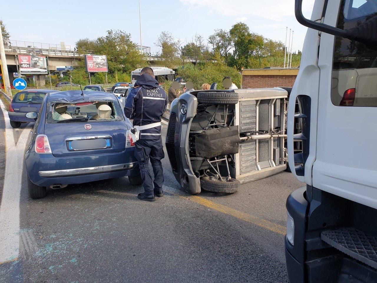 Roma, auto trasportata da bisarca si sgancia e precipita su macchina in transito