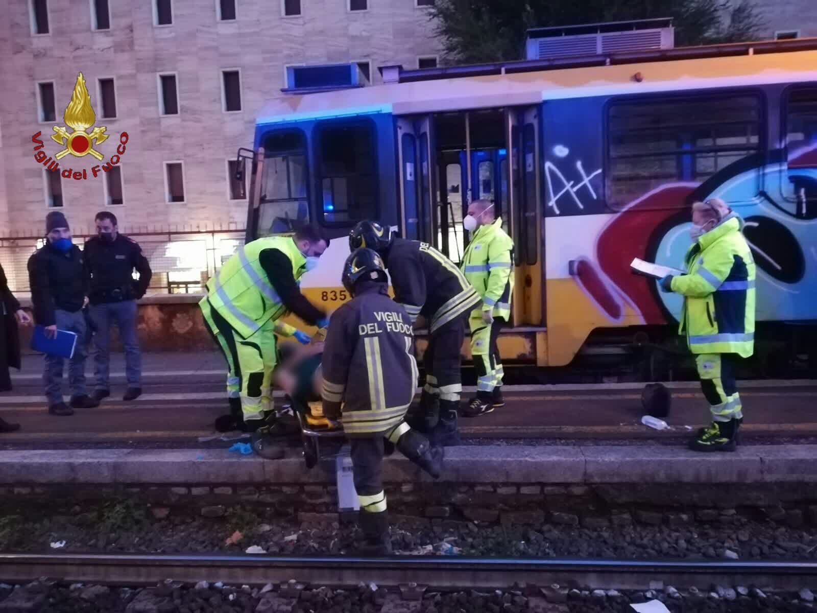 Roma, incastrato tra banchina e treno Termini-Centocelle: grave 61enne