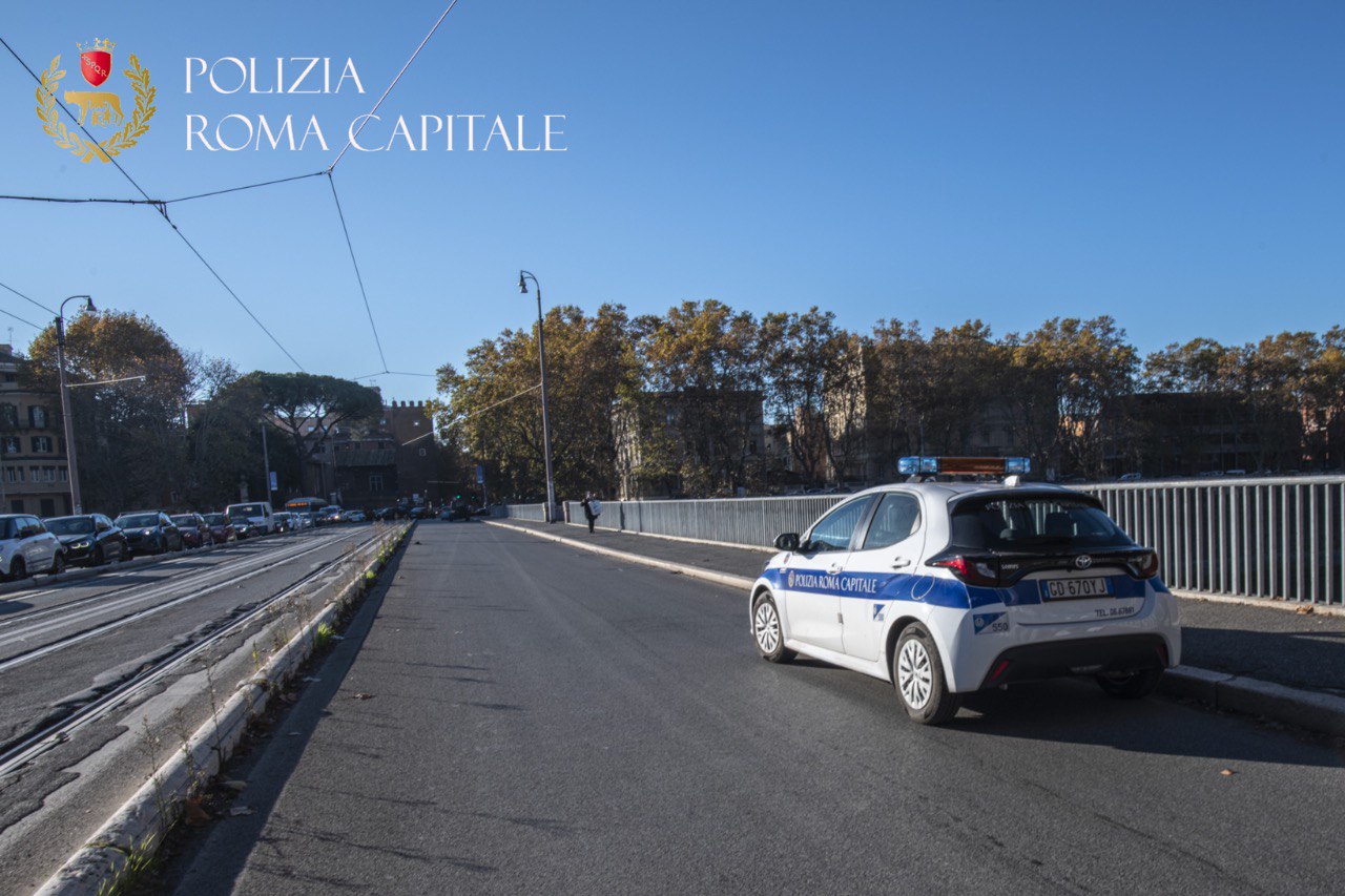 Roma, tenta il suicidio da ponte Garibaldi: 25enne portato in salvo dai vigili
