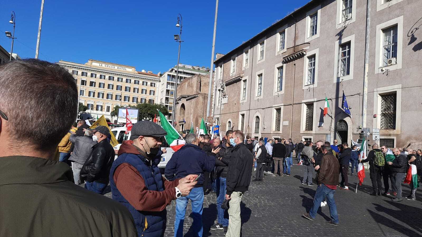 Roma, corteo di tassisti in centro: strade chiuse e traffico in tilt