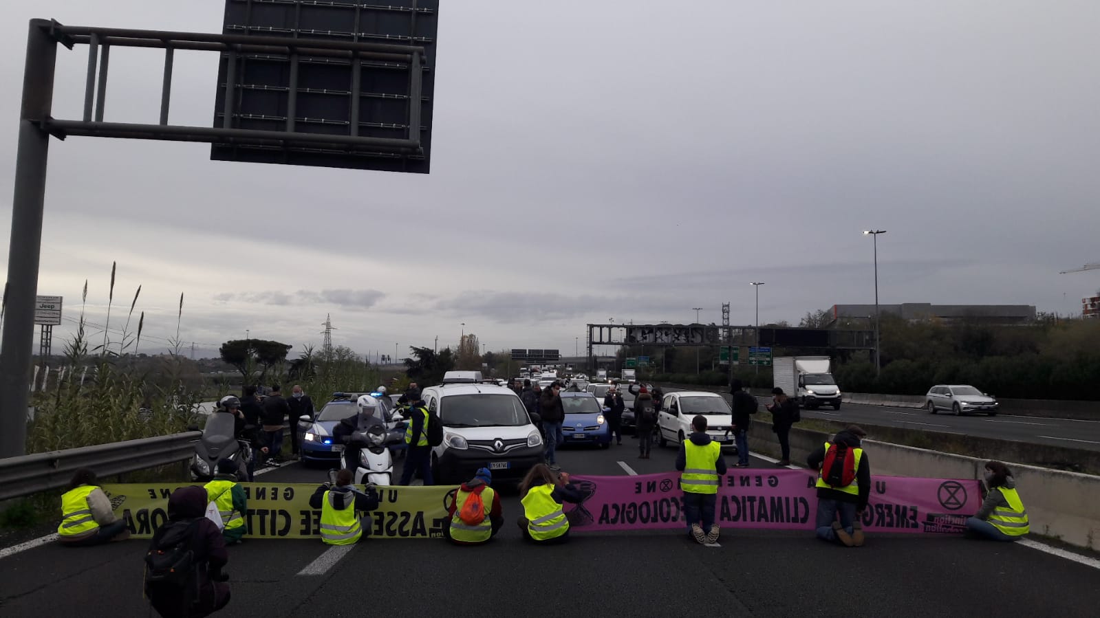 Roma, tratto Gra bloccato per sit-in ambientalista: denunciati 8 manifestanti