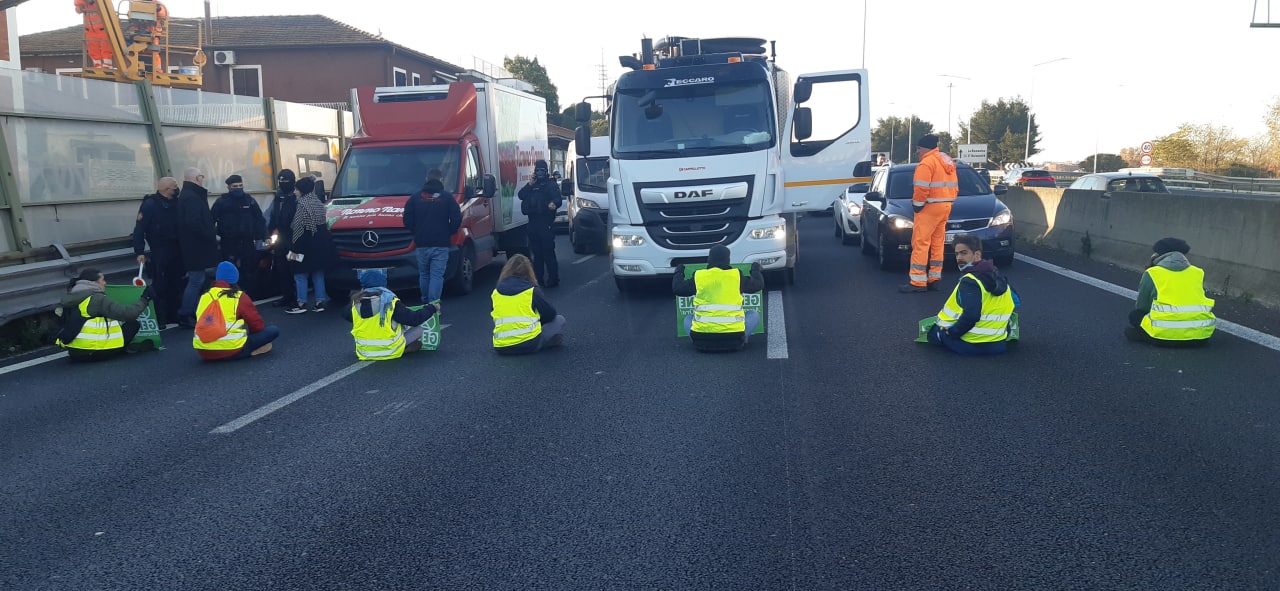 Roma, GRA bloccato nuovamente dagli attivisti di Extinction Rebellion in difesa della crisi eco-climatica in Italia
