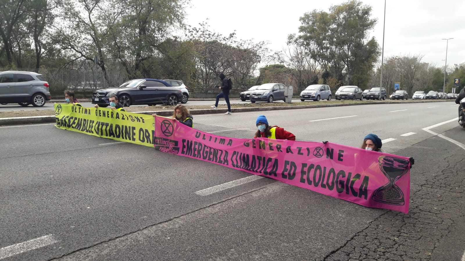 Roma, la protesta per il clima non si ferma. Attivisti bloccano la tangenziale Est