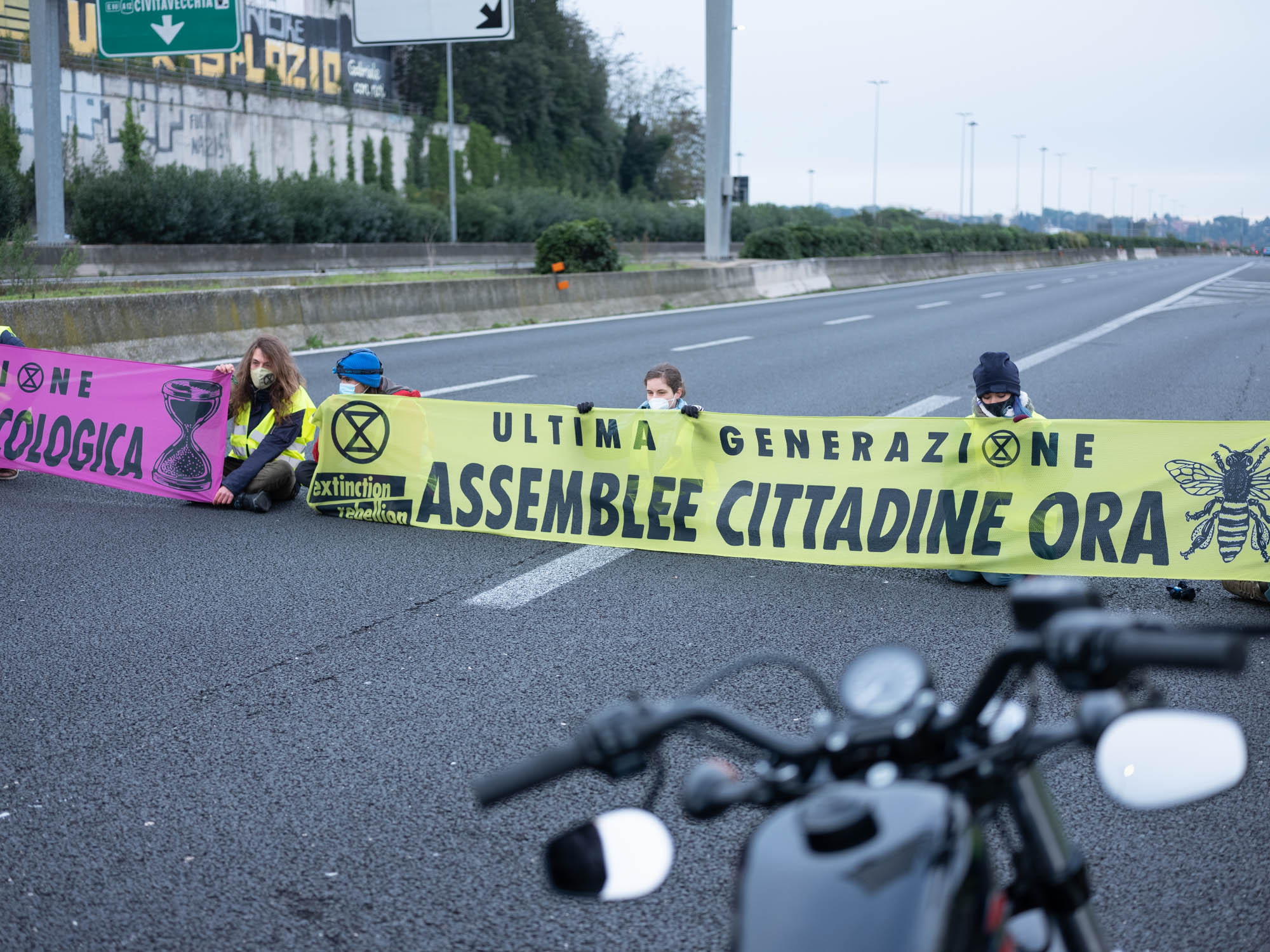 Roma, altro blocco degli attivisti di Extinction Rebellion. Caos su Via Aurelia per difendere il clima