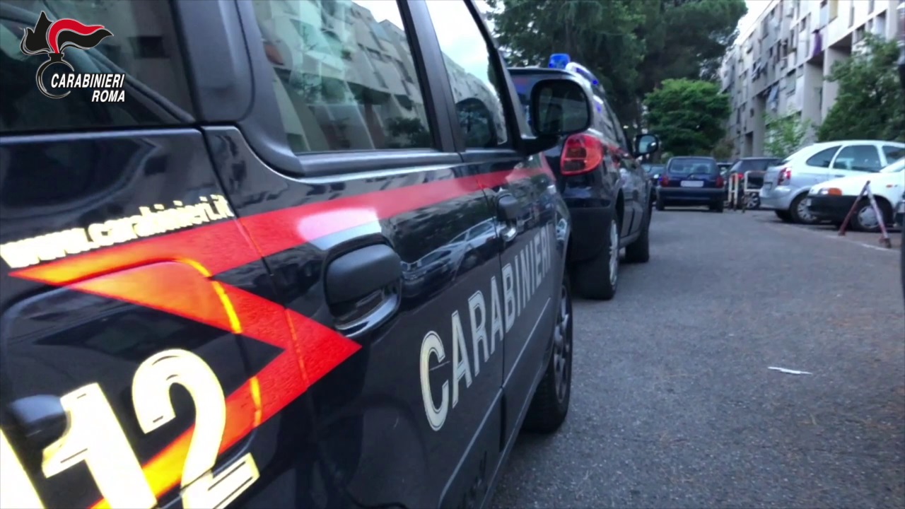 Brucia l'auto del rivale in amore e dà fuoco ad altri due mezzi: fermato 30enne romano