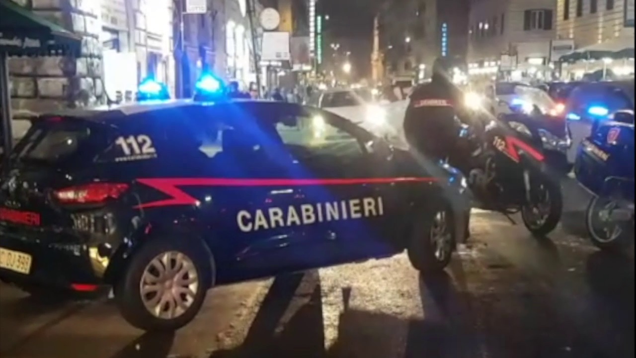 Roma, lite a colpi di bottiglia a Termini: ferito al volto un 38enne