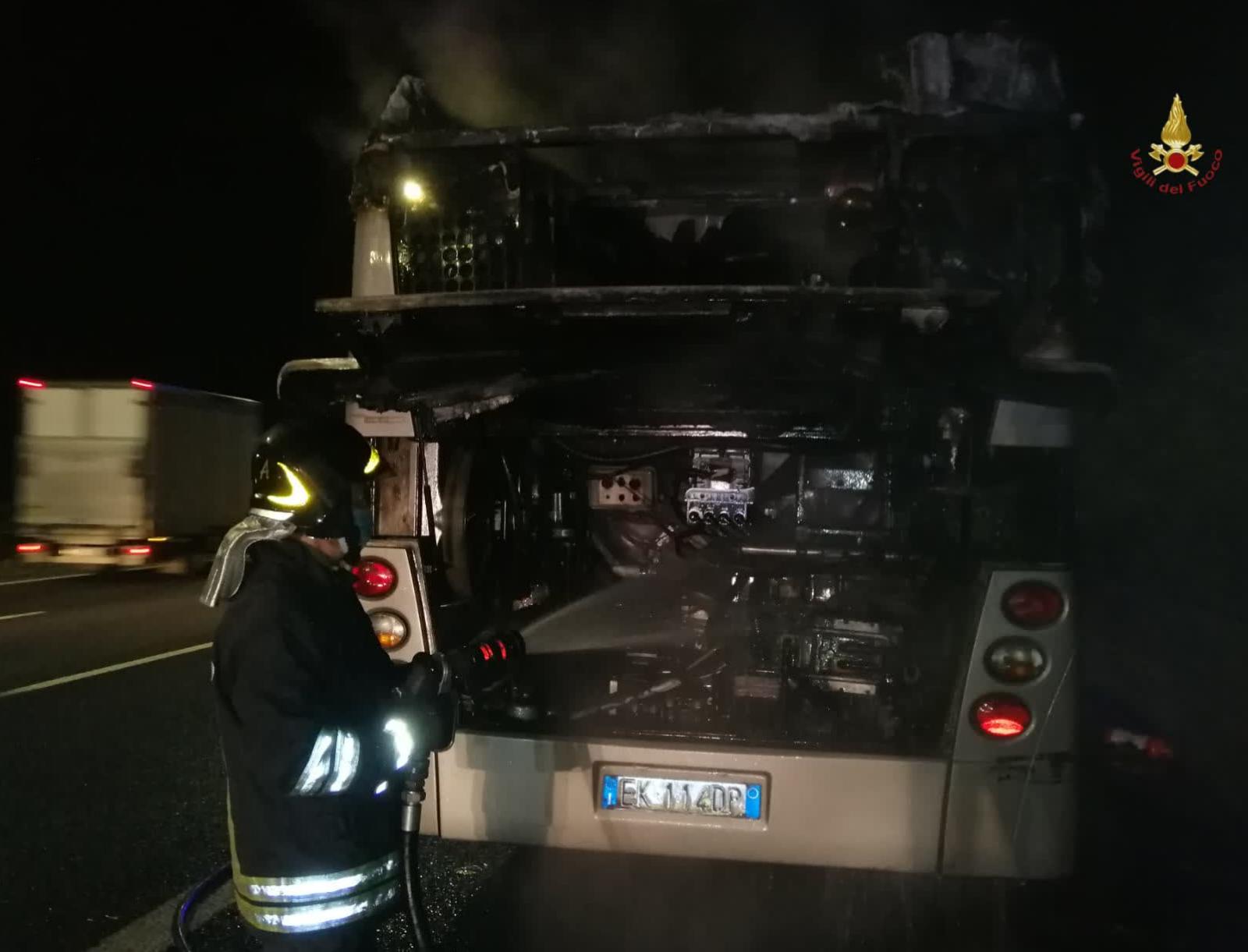 Roma, bus in fiamme sul Gra: l'incendio partito dal motore