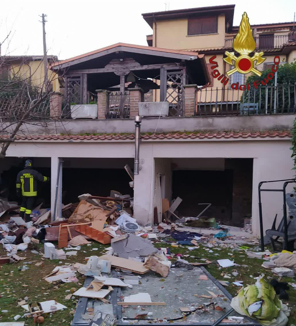 Roma, esplosione e crollo per fuga di gas a Rocca di Papa: 80enne estratta dalle macerie