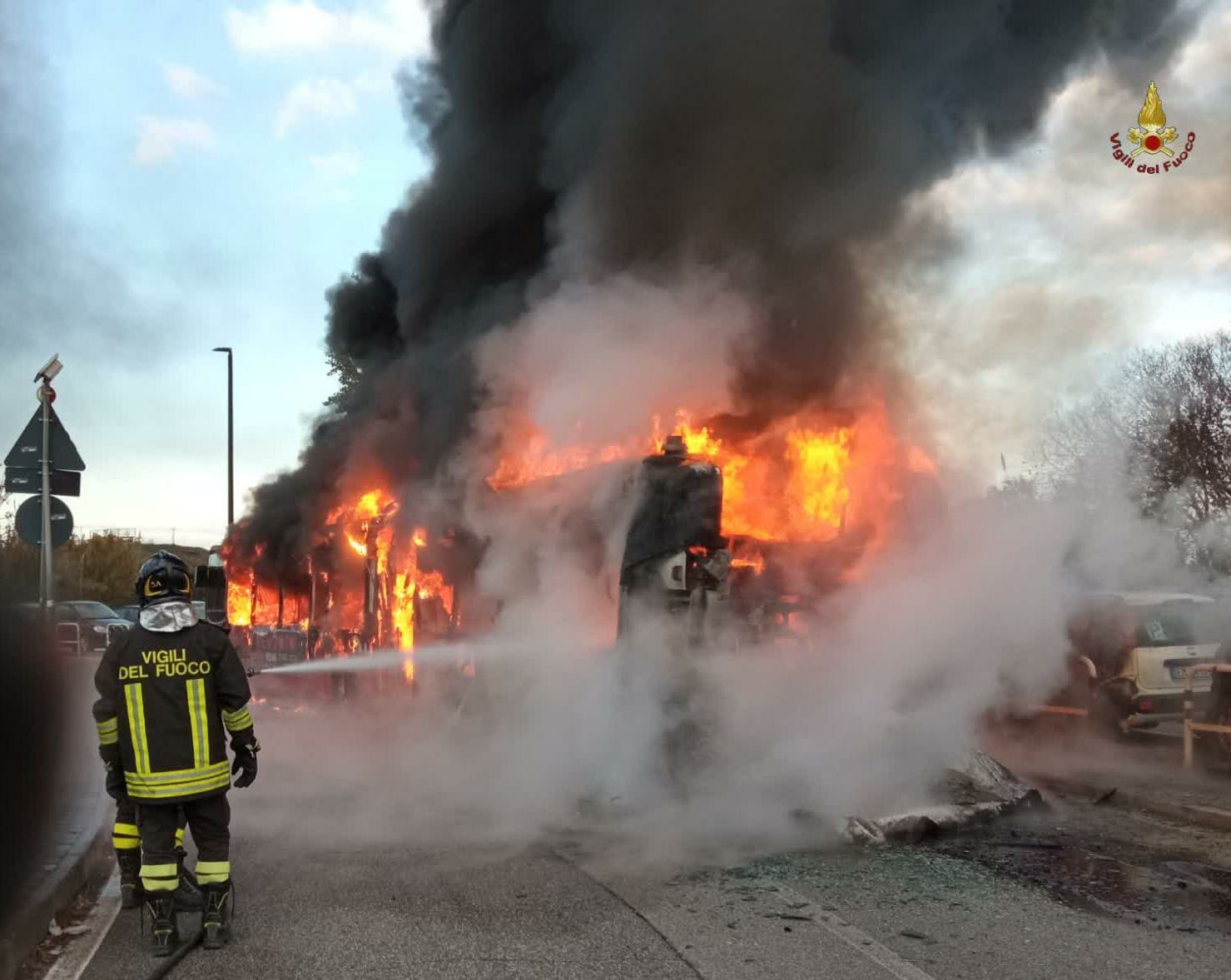 Roma, fiamme su bus a Tor Vergata: mezzo distrutto, danneggiate auto in sosta