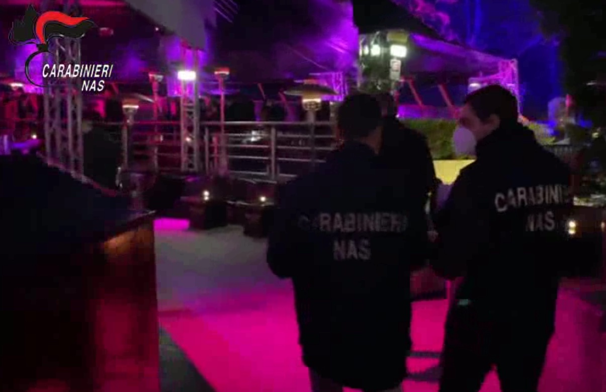 Controlli Green pass nelle discoteche: chiusi 8 locali. Positivo va a ballare a Latina, denunciato