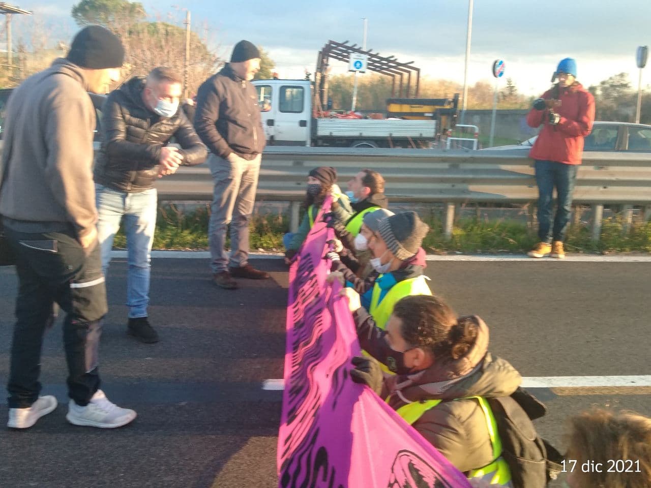 Roma, bloccato il traffico degli attivisti di Extinction Rebellion sul viadotto della Maglianella. Insulti e spinte dagli automobilisti