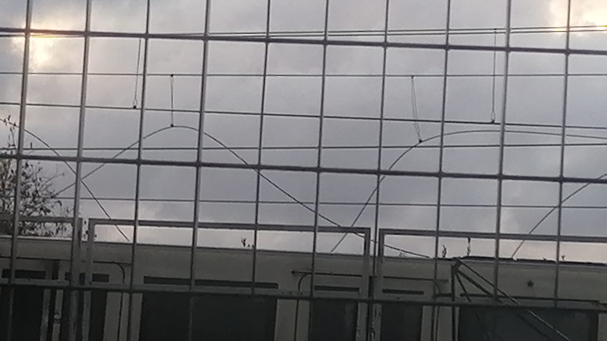 Stop all'alba per la Roma-Lido, guasto alla linea aerea alla stazione di Acilia: assalto alle navette