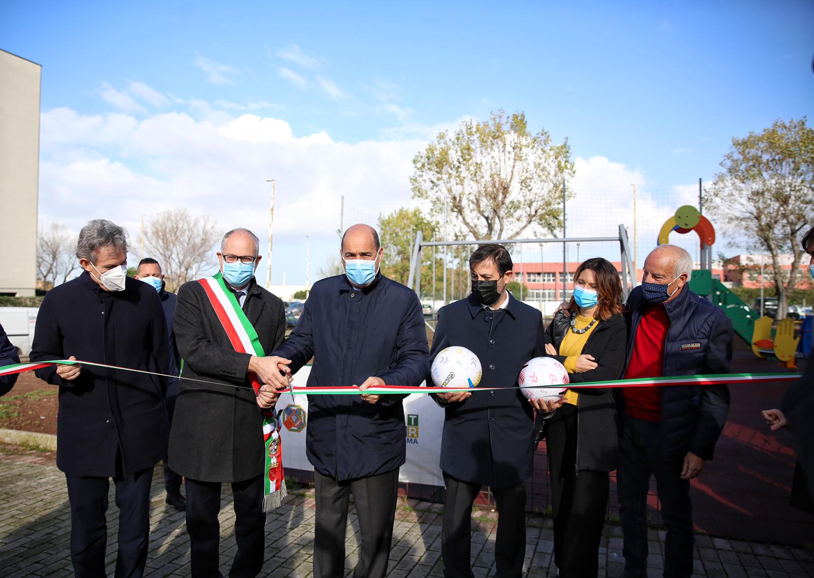 Ostia, Zingaretti e Gualtieri inaugurano il nuovo playground
