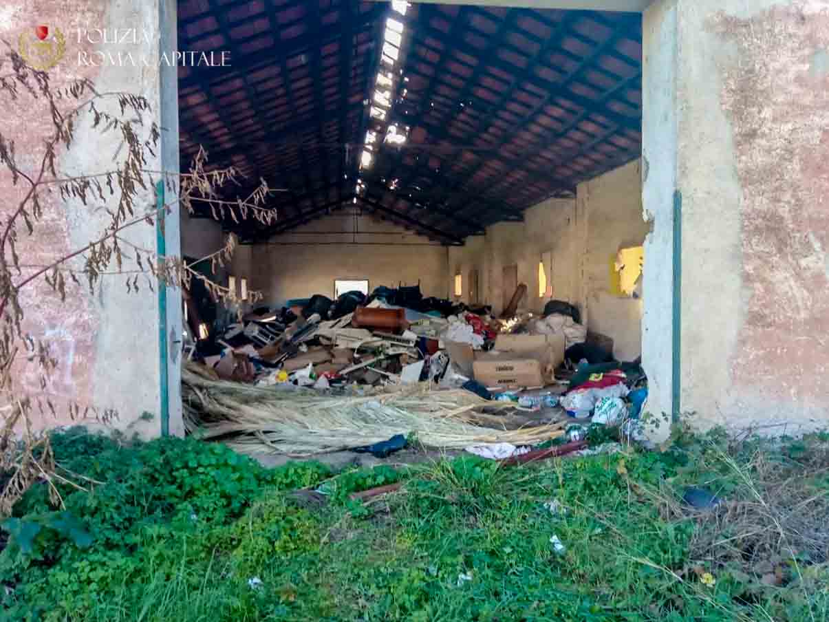 Roma, sequestrata maxi discarica abusiva: nell'area 4mila metri cubi di rifiuti pericolosi