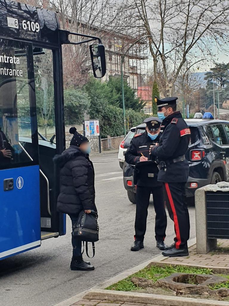 Roma, controlli super Green pass e mascherine: 400 euro per un 44enne sul bus senza Ffp2