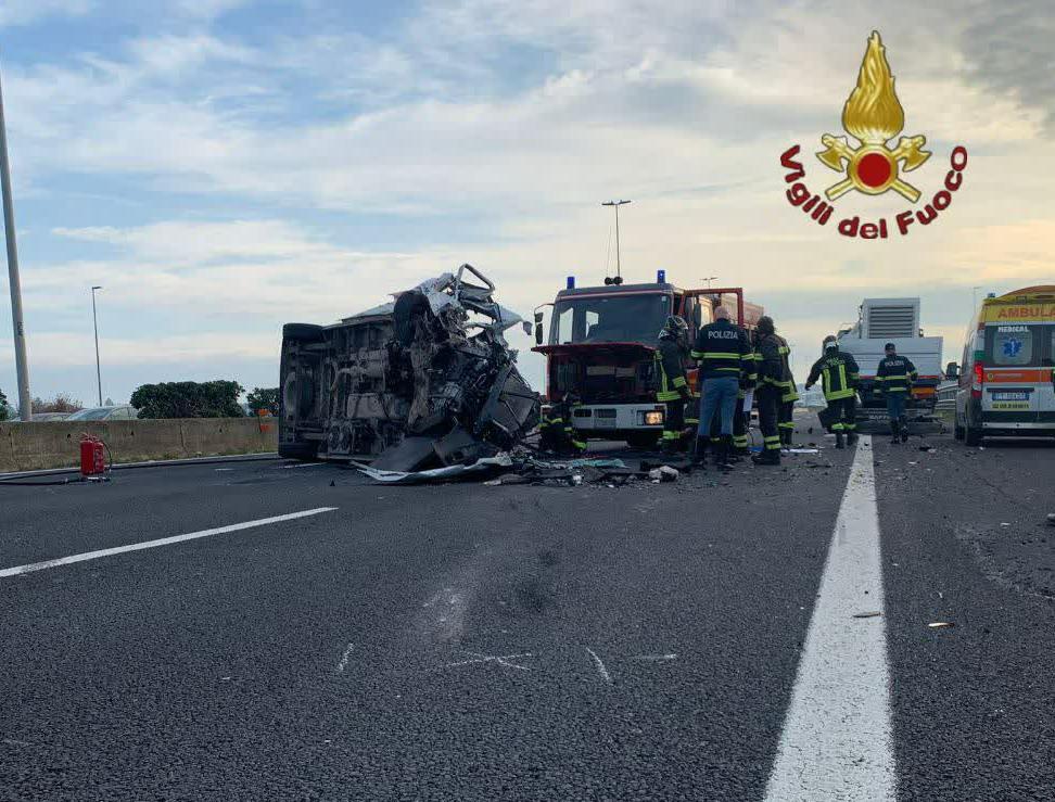 Roma, furgone si ribalta sul Gra: autista estratto dalle lamiere, è grave