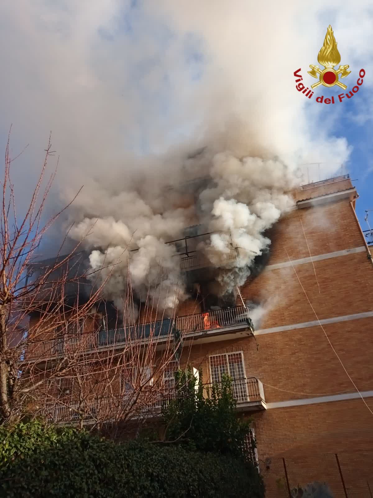 Fiamme in un palazzo a Ciampino, soccorsi residenti bloccati: alcuni intossicati e un ferito